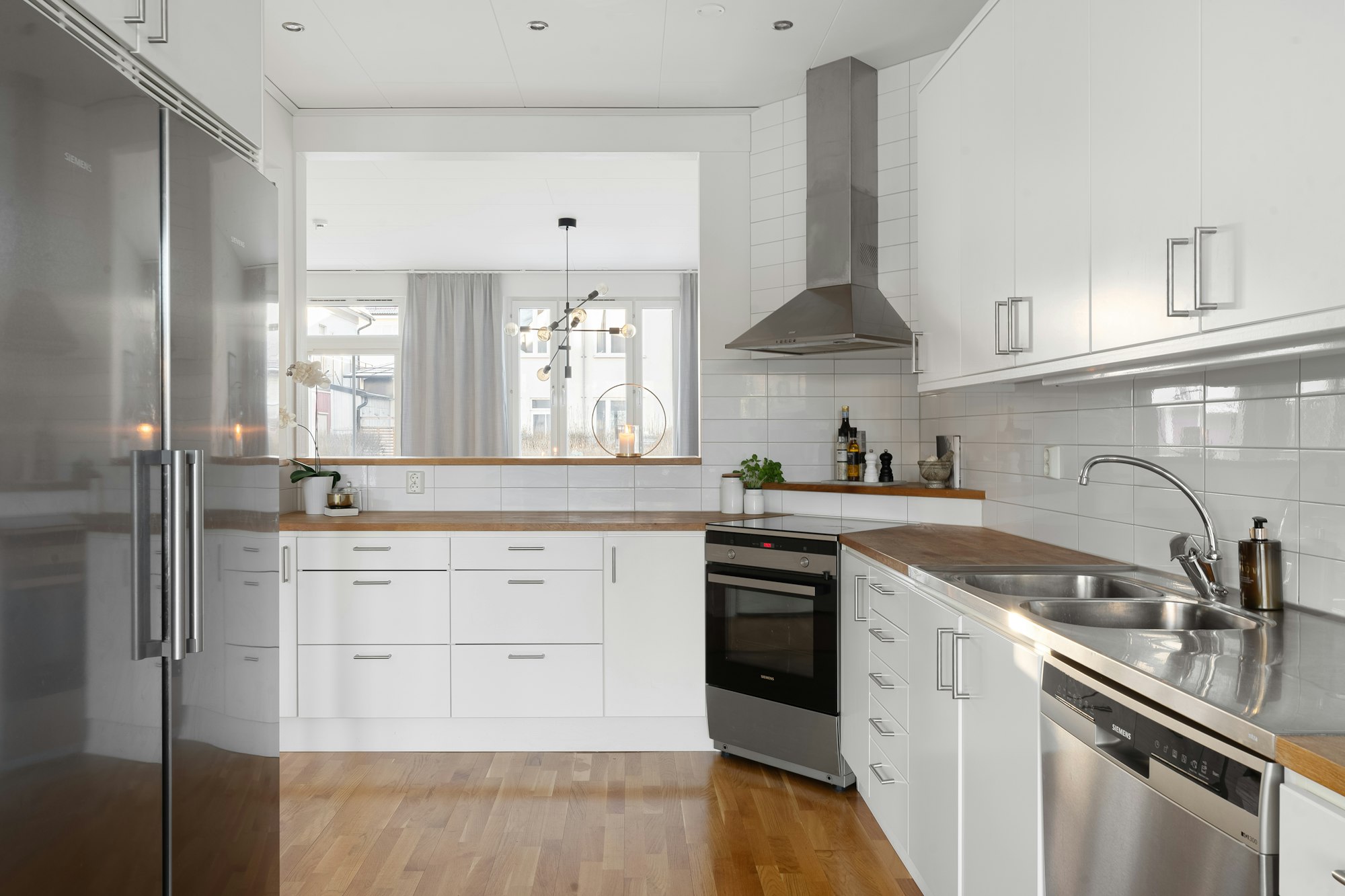 Kitchen Splashback Ideas: Stone vs Tile vs Glass - Which is Best for Your Australian Home?